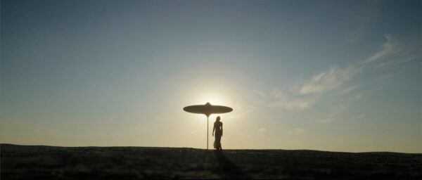 Hulasol_brandmovie_moodfilm, danseres naast een parasol voor de zon