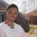 InteraktContour - AMC campagne || FULL FRAME - CREATIVE CONTENT PARTNER, een Afrikaanse vrouw in focus voor een huis