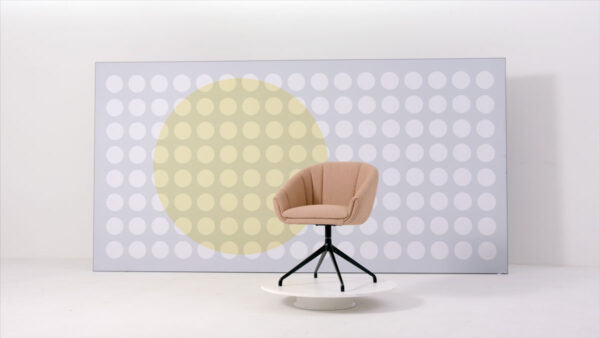 Montis Furniture - LUNA | Studio Boot || FULL FRAME - CREATIVE CONTENT PARTNER, een beige stoel voor een scherm met stippen en een gele cirkel