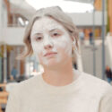 Alliander - Recruitment Trainees || FULL FRAME - CREATIVE CONTENT PARTNER, blonde vrouw met bloem op haar gezicht in een cafe
