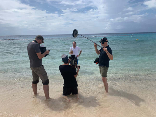 Prijsvrij, Commercial, Leo Alkemade, Full Frame, filmcrew met leo alkemade in het water op het strand