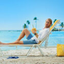 Prijsvrij, Commercial, Leo Alkemade, Full Frame, leo alkemade in een strandstoel op het strand met een gele strandtas en een cocktail
