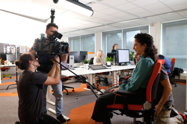 Basic-Fit - Employer Branding || Full Frame - Creative Content Partner, filmset op kantoor, vrouw in stoel met een cameraman