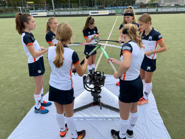 Jumbo Sports - Behind the scenes || Full Frame - Creative Content Partner, groep meisjes met hockeysticks boven een camera