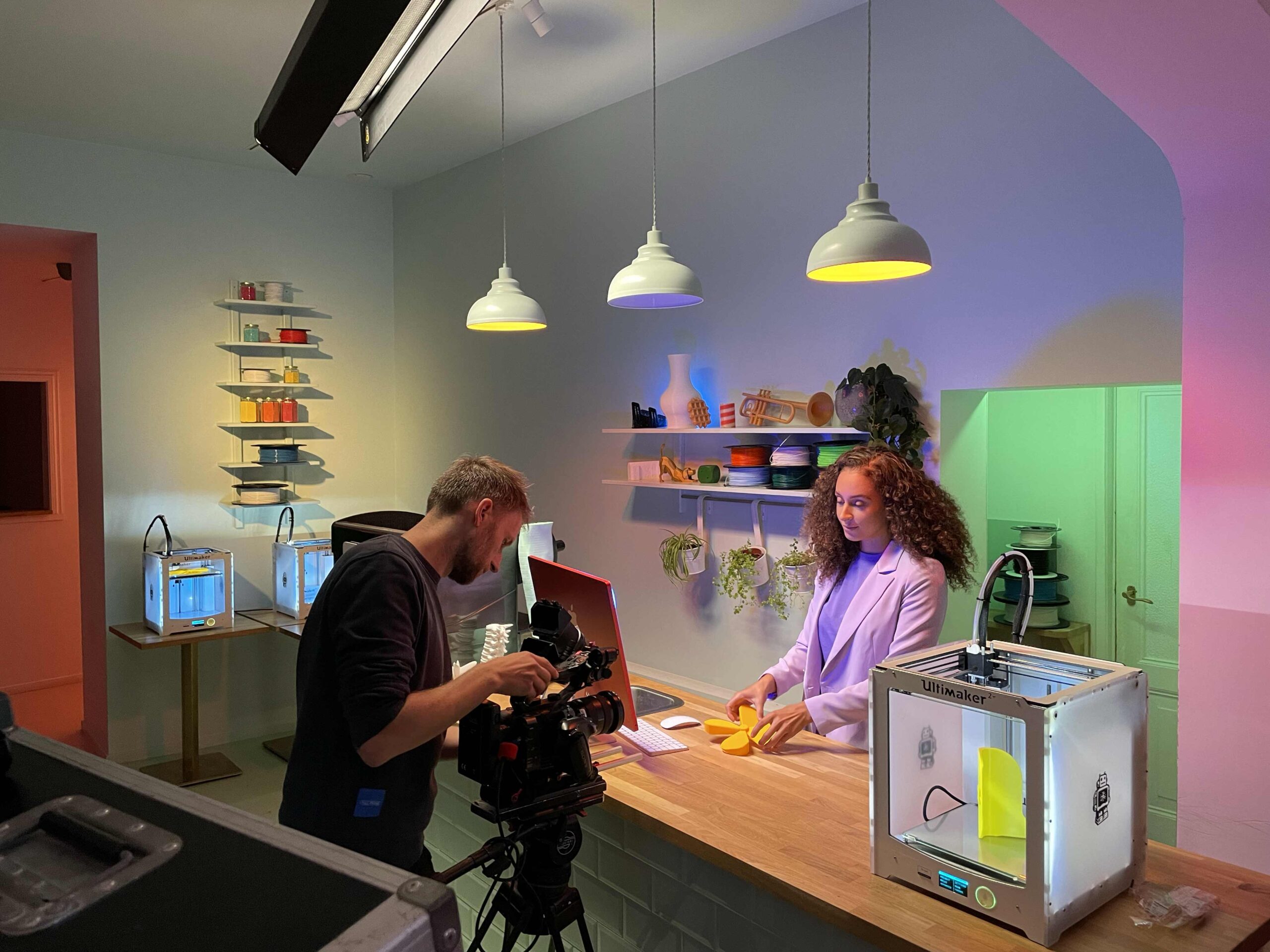 CCV - Rebranding Food/Retail - Behind the scenes || Full Frame - Creative Content Partner, vrouw achter de balie, paarse blazer, cameraman