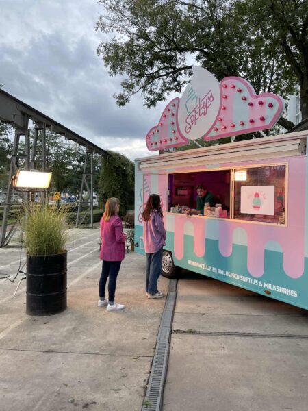 CCV - Rebranding Food/Retail - Behind the scenes || Full Frame - Creative Content Partner, twee vrouwen in de rij bij een ijswagen, ijswagen, roze, blauw